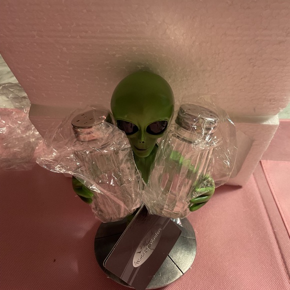 Out of this world unique DWK alien salt and pepper shaker set - Picture 5 of 10